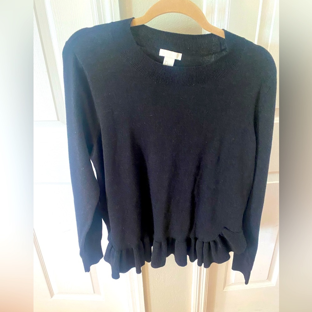 Women’s sweater Large.Ruffled hem with side split detail. Polyester and wool.